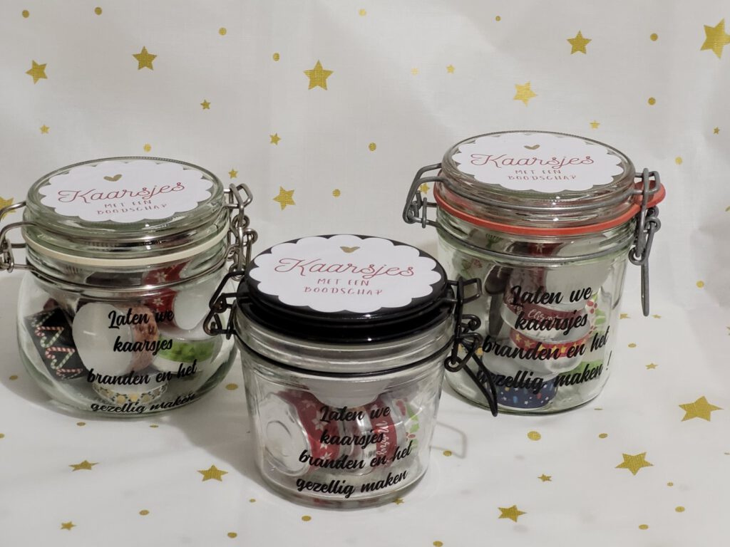 pot met theelichtjes met een kerst-boodschap