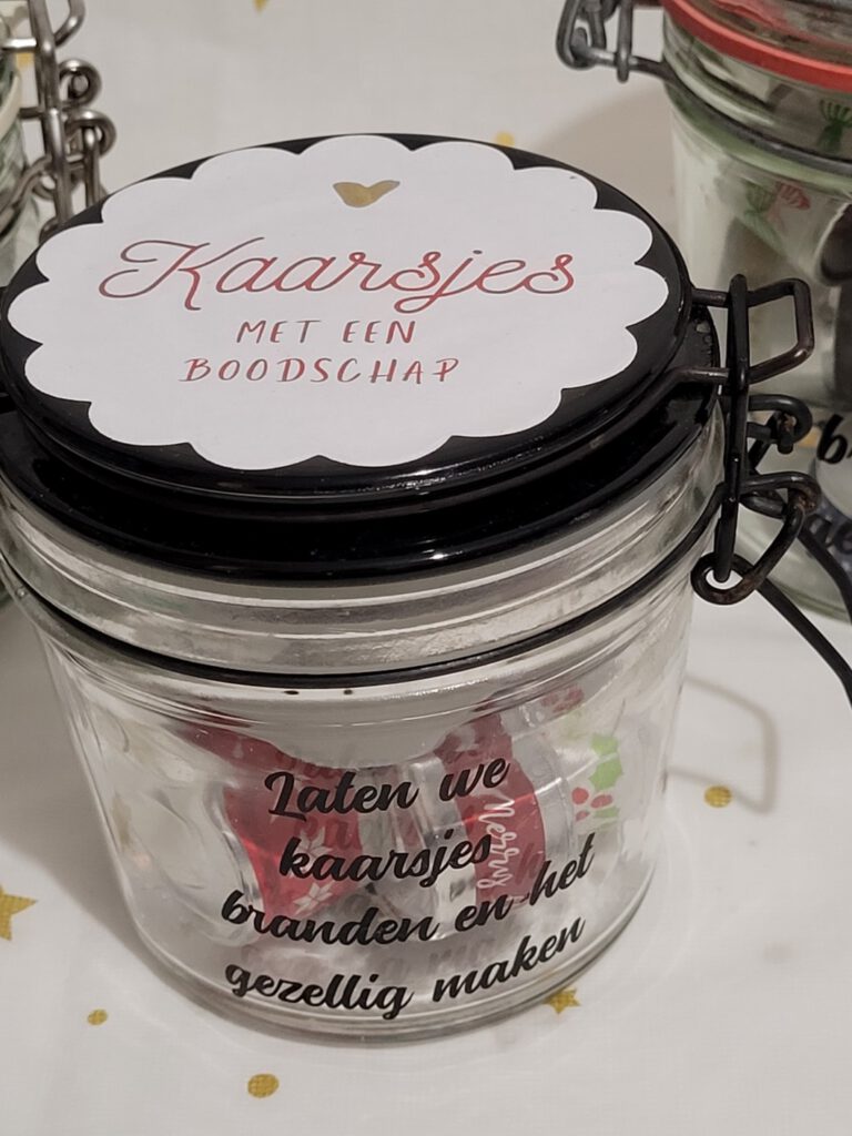 pot met theelichtjes met een kerst-boodschap