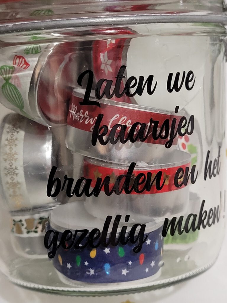 pot met theelichtjes met een kerst-boodschap